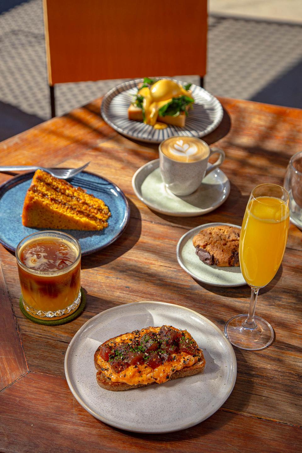 Mesa de brunch com café, mimosa e torrada